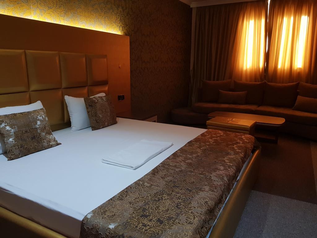 Hotel Deluxe Tirana Esterno foto